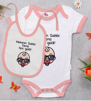 BK Kids Kişiye Özel Mekanın Sahibi Yeni Geldi Tasarımlı Pembe Bebek Body Zıbın ve Mama Önlüğü Hediye Seti