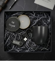 Kişiye Özel Kutulu 32GB USB Bellek & Siyah Kupa & Metal Kutulu Mum Hediye Seti