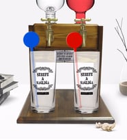 BK Gift Kişiye Özel Renkli Baskılı Şerefe ve Sağlığa Tasarımlı İkili Vodka Bardağı ve Çift Musluklu Doğal Ahşap Vodka Standı-1 (Model 1)