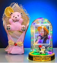Kişiye Özel İsimli Fotoğraflı Renkli Led Işıklı Fanus ve Pembe Peluş Ayıcık Buketi (Model 8)