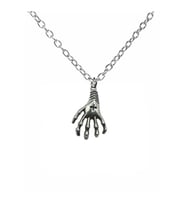 İskelet El Unisex Kolye – Gotik ve Cesur Stilinizin Simgesi (Gümüş)