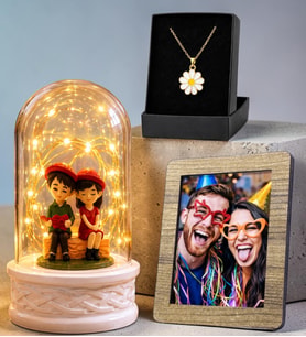 Kişiye Özel Ahşap Fotoğraf Çerçeveli Oturan Çiftli LED Işıklı Fanus ve Tasarım Kolye Hediye Seti