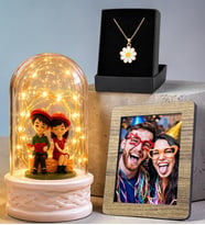 Kişiye Özel Ahşap Fotoğraf Çerçeveli Oturan Çiftli LED Işıklı Fanus ve Tasarım Kolye Hediye Seti