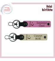 Sevgiline Ayyıldız ve Türkiye Işığında Anlamlı Hediye – Kişiye Özel Anahtarlık Seti, Pembe-S Kahve