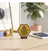 Hamsa işlemeli masaüstü süsü, kitaplıklarınızda modern ve minimalist şıklığı tamamlayan özel parça 10x10 cm, Sarı