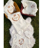Baby Clime; İsim Nakışlı Müslin Bebek Tulumu, Şapka, Eldiven, Battaniye, Yastık, Puset Örtüsü - 6 Parça Bebek Seti (Krem)