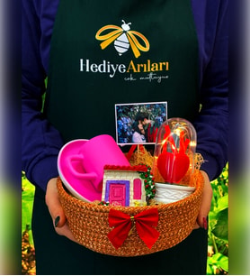 Fotoğraflı Hediye Sepeti  Pembe Kahve Fincanı & Magnet & Işıklı Kırmızı Kalpli Fanus