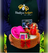 Fotoğraflı Hediye Sepeti  Pembe Kahve Fincanı & Magnet & Işıklı Kırmızı Kalpli Fanus