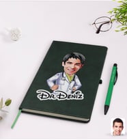BK Gift Kişiye Özel Erkek Doktor Karikatürlü Yeşil Termo Deri Defter Kalem Seti Model 1