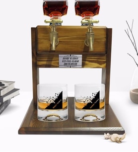 BK Gift Kişiye Özel Renkli Baskılı İsimli İkili Viski Bardağı ve Çift Musluklu Doğal Ahşap Viski Standı-27 (Model 1)