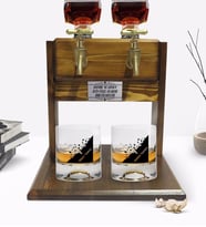BK Gift Kişiye Özel Renkli Baskılı İsimli İkili Viski Bardağı ve Çift Musluklu Doğal Ahşap Viski Standı-27 (Model 1)