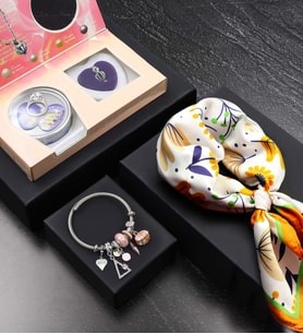 Kişiye Özel Charm Gold Renk Çelik Bileklik & İstiridye İçinde Gerçek İnci Kolye & Turuncu Çiçekli Fular Hediye Seti