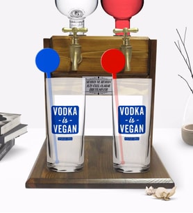 BK Gift Kişiye Özel Renkli Baskılı Vodka is Vegan Tasarımlı İkili Vodka Bardağı ve Çift Musluklu Doğal Ahşap Vodka Standı-1 (Model 1)