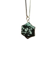 Obsidyen Doğal Taşı Zincirli El Yapımı Kolye Uç: 2 cm Zincir: 20 cm Kutulu mudanis