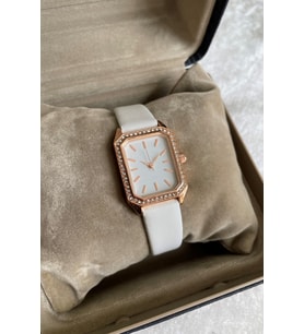 Taşlı Özel Seri Kadın Kol Saati Beyaz ve Rose Gold Renk Özel Kutusunda Gönderilecektir Şık ve Sınırlı Sayıda Hediyelik Ürün Resmi Garantili İndirimli Kampanyalı Avantajlı ve Ucuz