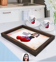 BK Gift Kişiye Özel Dünyanın En Güzel Annesi Karikatürlü Doğal Ahşap Tepsi ve 2’li Kahve Fincan Seti-1