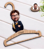 BK Gift Kişiye Özel Erkek Hakim Karikatürlü Standart Boy Ahşap Elbise Askısı-1