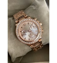 Taşlı Model Saat Kutusu İçinde Metal Kordonlu Kadın Kol Saati Rose Gold Şık Renkli Eşe Sevdiklerinize Hanıma Arkadasa Dosta Sevgiliye Anneye Ablaya Kardese Yakınınıza Sürpriz Kol Saati Hediyesi Doğum Günü Yıldonumu
