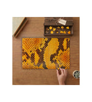 Sarı Yılan Derisi Yakın Çekim Tasarımı 240 parça Ahşap Puzzle Ahşap Kutuda MP02426
