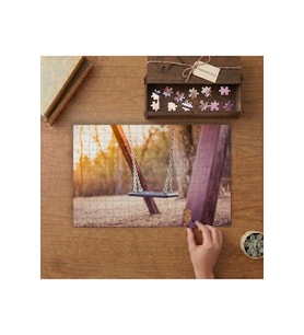 Parktaki Boş Salıncak Tasarımı 240 parça Ahşap Puzzle Ahşap Kutuda MP02906