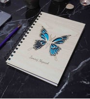 Kişiye Özel Kelebek Desenli Ahşap Kapaklı Defter - İsme Özel -  A5 60 Yaprak (120 SAYFA) (Mavi)