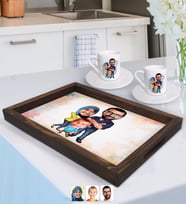 BK Gift Kişiye Özel Tesettürlü Aile Karikatürlü Doğal Ahşap Tepsi ve 2’li Kahve Fincan Seti-1