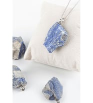 Sertifikalı Ham Işlenmemiş Lapis Lazuli Taşı Kolye (Çok Renkli)