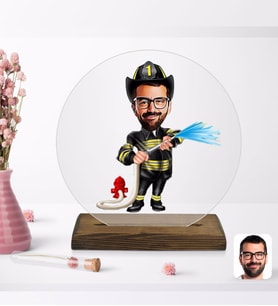 BK Gift Kişiye Özel İtfaiyeci Karikatürlü Yuvarlak Ahşap Standlı Biblo-1