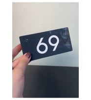 Minimal Parlak Antrasit Pleksi Kapı Numarası