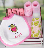 eJOYA Ahşap Sandıkta Kişiye Özel Önlük Biberon Taş İsimlik Ve Patik Bebek Hediye Seti 109517 (Pembe)