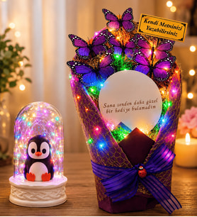 Kişiye Özel Renkli LED Işıklı Aynalı Mor Kelebek Buketi ve Renkli LED Işıklı Fanus (penguenli)