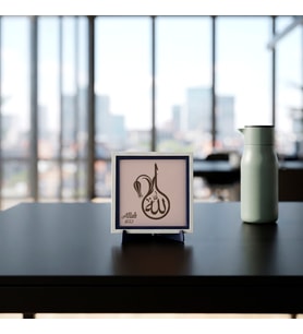 Sanatsal Lale Kompozisyonlu Allah (C.C.) Yazılı Dekoratif Obje, Yaşam Alanları İçin Estetik ve Kalıcı Hediye Seçeneği 10x10 cm