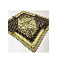 Geometrik Desen Gold Seri Twill Eşarp Eşarp Askısı ile Birlikte 90x90 cm Bej Siy