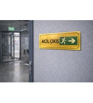 Acil Çıkış Gold Metal Yönlendirme Levhası 10x25 cm – İş Güvenliği