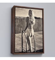 Çerçeveli Helmut Newton'un Görülecek Bir Sergi Tablosu (Kahverengi)