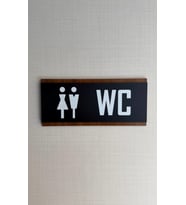 Kadın Erkek Unisex Wc Tuvalet Yönlendirme Levhası Çift Kat Ceviz Üzeri Siyah Uv Baskılı Yapışkanlı (Antrasit)