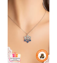 925 Ayar Kar Tanesi Hediyelik Gümüş Signature Collection Özel Gün Hediyesi 45 Cm Zincirli Kararma Karşıtı Rodyum Güçlendirmeli Mavi Taşlı Kartanesi Şık Kadın Kolye