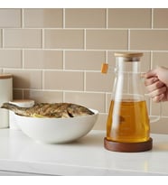 AmberHaus Kesten 900 ml Cam Yağdanlık Ahşap Kapaklı ve Altlıklı Şeffaf, Pratik Mutfak Yağ ve Sirke Şişesi