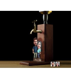 BK Gift Kişiye Özel Sevgililer Karikatürlü Musluklu Ahşap Viski Standı-36, Viski Çeşmesi, Doğum Günü Hediyesi, İçecek Dispenseri