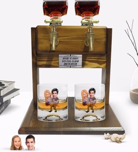 BK Gift Kişiye Özel Renkli Baskılı Sevgililer Karikatürlü İkili Viski Bardağı ve Çift Musluklu Doğal Ahşap Viski Standı-56 (Model 1)