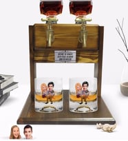BK Gift Kişiye Özel Renkli Baskılı Sevgililer Karikatürlü İkili Viski Bardağı ve Çift Musluklu Doğal Ahşap Viski Standı-56 (Model 1)