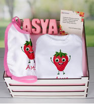eJOYA Ahşap Sandıkta Kişiye Özel Zıbın Önlük Ve Taş İsimlik Bebek Hediye Seti 109465 (Pembe)