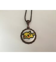 Kadın Erkek Çocuk Pikachu İşlemeli Kanaviçe Kolye - Anahtarlık ( Pikaçu )