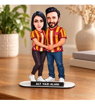 Kişiye Özel 2 Kişilik Sarı Kırmızı Sevgili Taraftar Karikatürlü 18 cm MDF Masaüstü Biblo - Futbol Temalı Hediye Futbol Severlere ve Spor Tutkunlarına Hediye