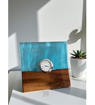 Classic Ceviz & Epoksi Masa Saati – Gümüş Kaplama Quartz Mekanizma – El Yapımı Tasarım (15x15 cm ) (Açık Mavi)