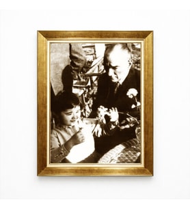 Tablore Atatürk ve Çocuk Temalı Nostaljik Tablo - Altın Çerçeveli Siyah Beyaz Sepya Kanvas
