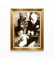 Tablore Atatürk ve Çocuk Temalı Nostaljik Tablo - Altın Çerçeveli Siyah Beyaz Sepya Kanvas