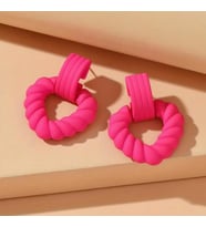 Pembe Renk Sallantılı Sarmal Model Kadın Küpe