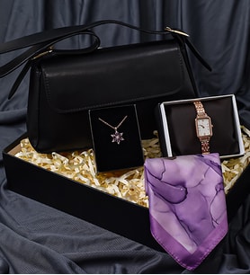 Siyah Kadın Omuz Çantası& Mor Nilüfer Çiçeği Kolye& Spectrum Rose Gold Renk Metal Kordon Dikdörtgen Kadranlı Kadın Kol Saati& Mor Renkli Fular  Hediye Seti