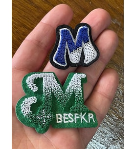 3X3 4X5 CM ÜTÜ İLE YAPIŞAN KABARTMA 2 MODEL M HARFLERİ APLİKE ARMA DİKİŞ HOBİ